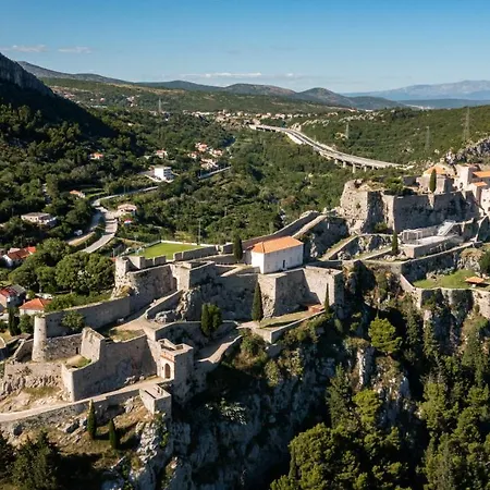 Near Split * Klis