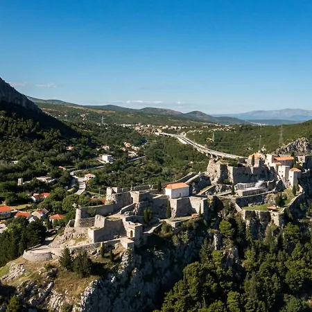 Near Split * Klis