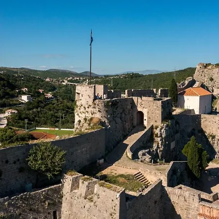 Near Split Apartment