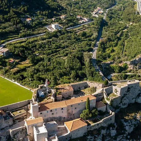 Near Split * Klis